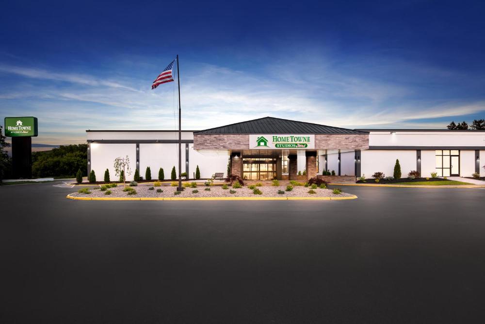 HomeTowne Studios by Red Roof & Conference Center Cortland